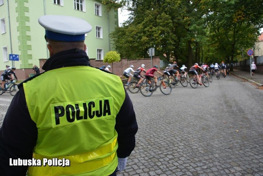 Wrócił sezon na rowery. Policjanci apelują o ostrożność na...