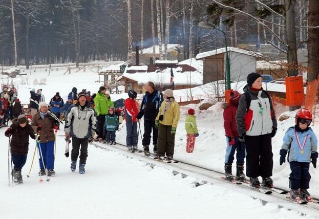 Wyciąg taśmowy na stoku Relaks