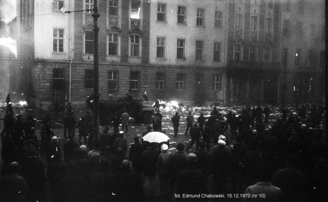 Stoczniowcy przyjechali ciężarówką pod budynek KW po reprezentanta władz, który mógłby z nimi rozmawiać na terenie stoczni. Przy samochodzie widać palące się dokumenty, wcześniej wyrzucane przez okna.