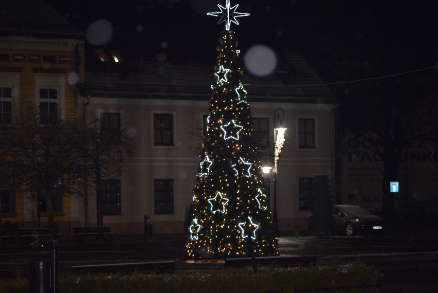 Zimowe Stare Miasto w Sieradzu po zmroku