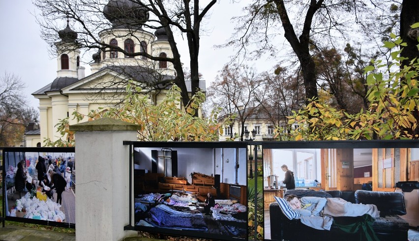 Niezwykła wystawa  "Solidarni" w Chełmie.  Te fotografie chwytają za serce. Zobacz zdjęcia z wernisażu