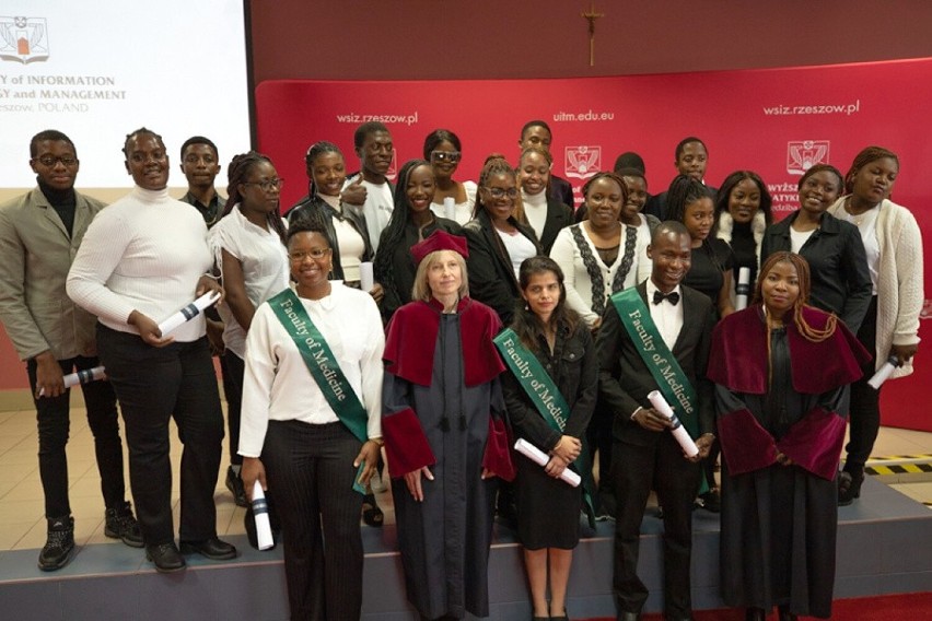 Młodzież między innymi z Zimbabwe, Gambii, Nigerii dołączyła do grona studentów rzeszowskiej WSIiZ