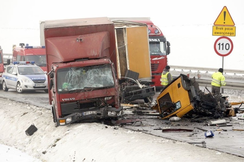 Wypadek autobusu i dwóch ciężarówek na A4 (ZDJĘCIA)