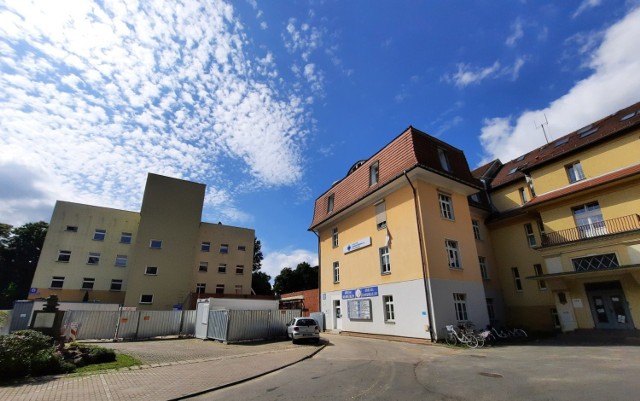 W szpitalu powiatowym w Kluczborku trwa budowa łącznika między budynkami szpitalnymi.