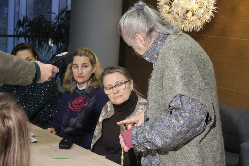 Trwają Dni Kultury Żydowskiej w Kutnie. Dziś W KDK wycinano tradycyjną menorę oraz śpiewano tradycyjne żydowskie pieśni