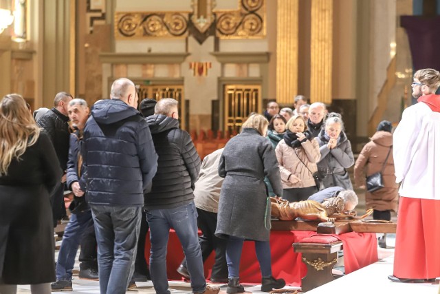 Liturgia Męki Pańskiej w licheńskiej bazylice.