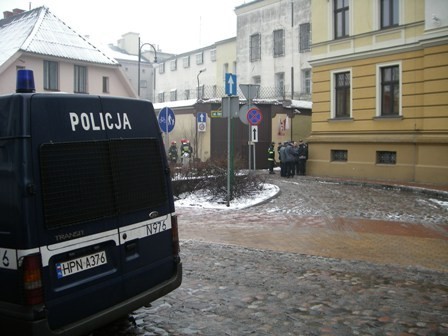 Ładunek wybuchowy w chojnickim areszcie - ćwiczenia antyterrorystyczne ZDJĘCIA