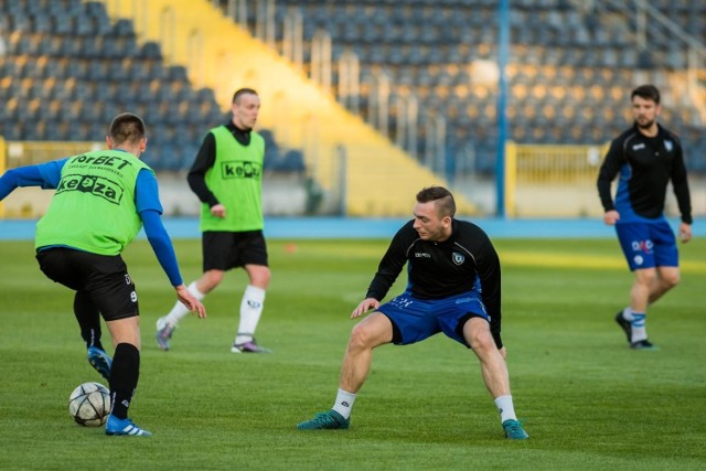 Zawisza Bydgoszcz kontynuuje treningi po okresie przymusowego przestoju. W poniedziałkowy wieczór doszło do zajęć na głównej płycie stadionu przy ul. Gdańskiej. Niebiesko-czarni trenowali tam pierwszy raz od bardzo dawna.

Na kolejnych stronach zdjęcia z treningu zawiszan>>>