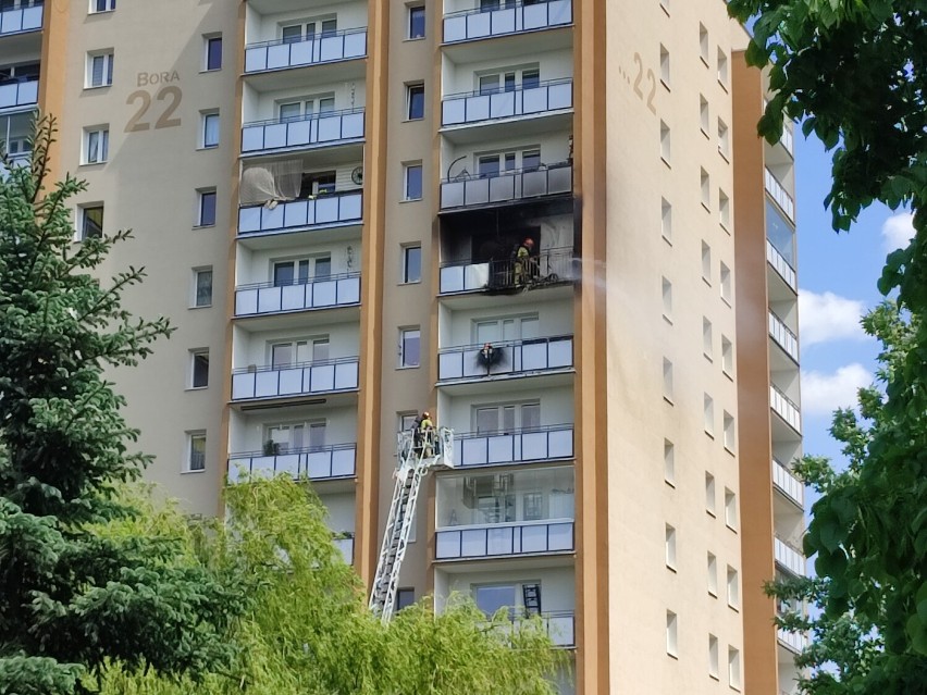 Pożar w Warszawie. Płonął balkon na 8 piętrze w bloku na Pradze-Południe. Z ogniem walczyły 4 zastępy straży pożarnej