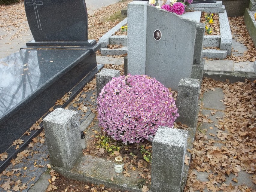 Kto opiekuje się grobami zmarłych nauczycieli w Parzymiechach?