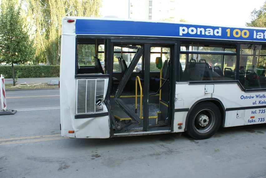 Na ulicy Górnośląskiej w Kaliszu koparka uderzyła w autobus