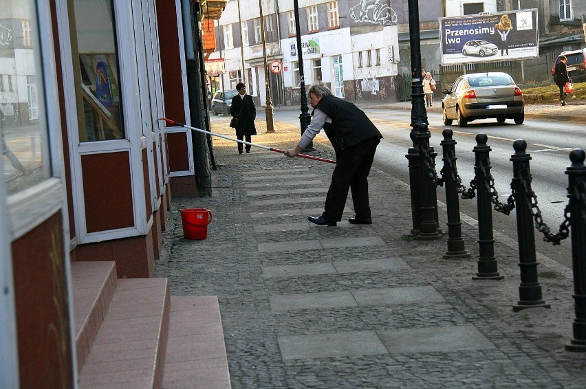 Myjącego okna przechodnie omijali z  uśmiechem i słowem -...