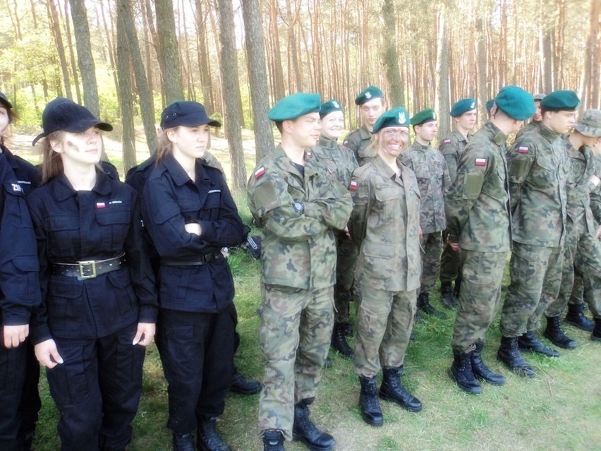 Uczniowie klas mundurowych z ZSP nr 3 w Bełchatowie podczas...
