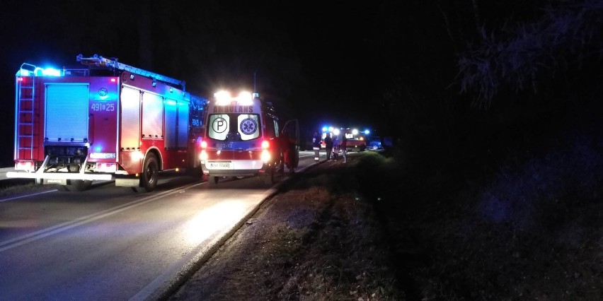 Nowy Targ. Dachował samochód terenowy. Jedna osoba nie żyje