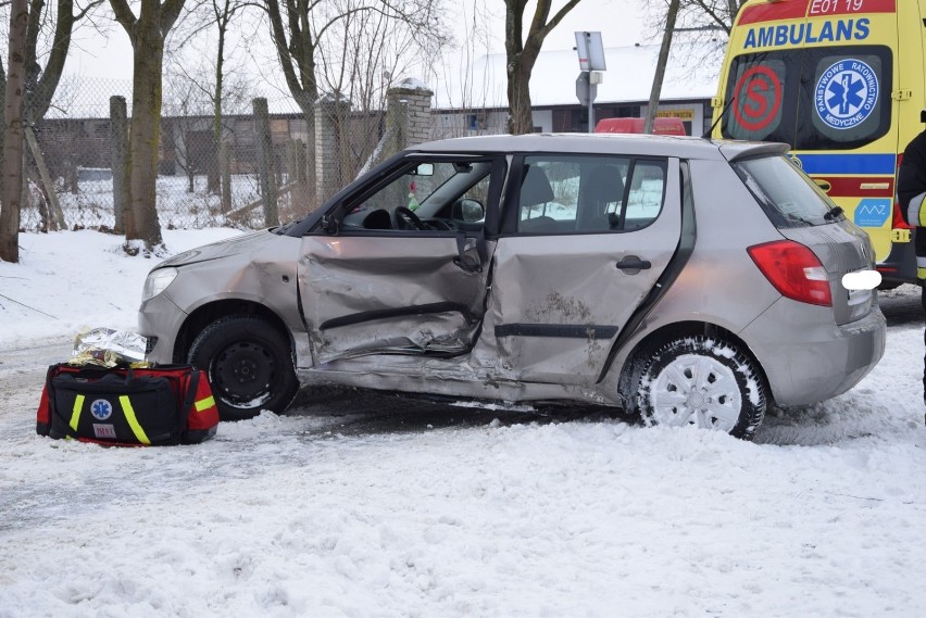 Wypadek na drodze wojewódzkiej w Dąbrowicach. Jezdnie nadal śliskie [ZDJĘCIA]