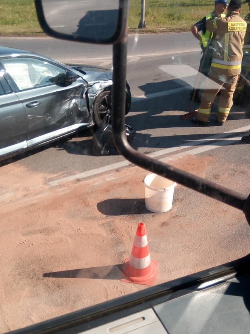 Wypadek w Pucku na skrzyżowaniu ulic Helskiej i Żarnowieckiej: czerwone światło i GPU kontra GWE | ZDJĘCIA, NADMORSKA KRONIKA POLICYJNA