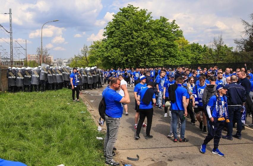 Tysiące kibiców Lecha Poznań czeka przed PGE Narodowym na...