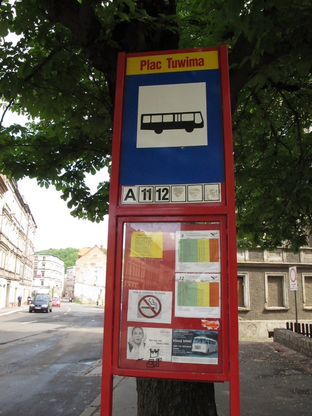 Czy tu przystaje autobus nr 11? Owszem, kilka miesięcy temu. Teraz "11" kursuje inną trasą.