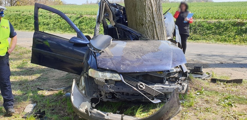 Śmiertelny wypadek w Krzykosach. Samochód osobowy uderzył w drzewo, nie żyją dwaj mężczyźni [ZDJĘCIA]