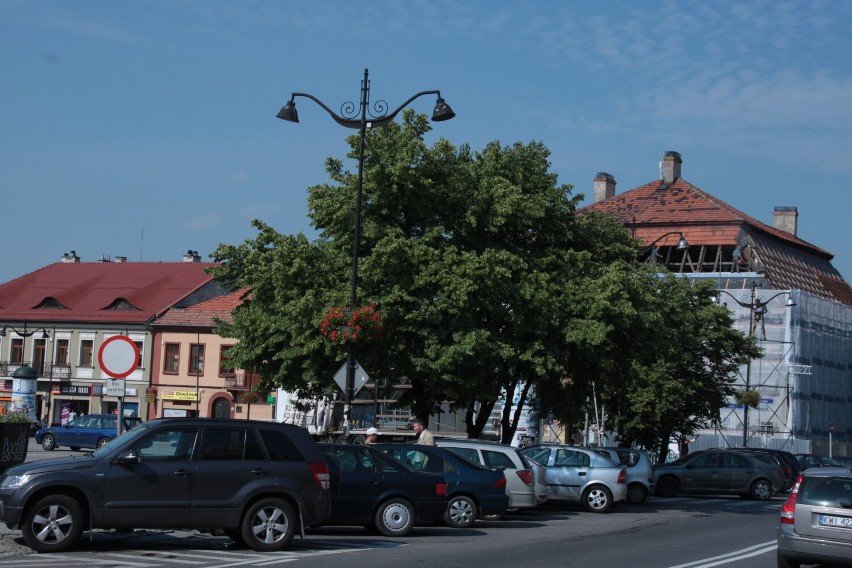 Rynek w Bochni w dawnym kształcie z rozłożystymi drzewami,...