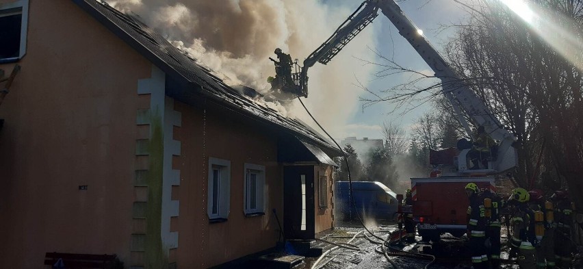 Pożar domu jednorodzinnego w Hrubieszowie. Trwa akcja dogaszania budynku