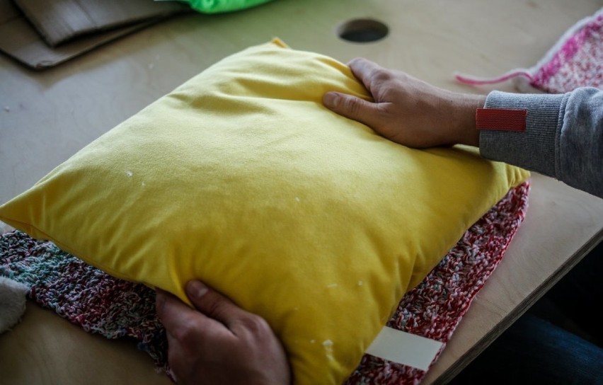 Więźniowie w ECS uszyli poduszki dla seniorów [zdjęcia]
