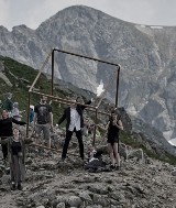 Zakopane. Był ząb na Giewoncie, teraz "Kubik wędrowny" pojawił się na Kasprowym Wierchu. Kolejna akcja artystyczna w Tatrach [ZDJĘCIA]