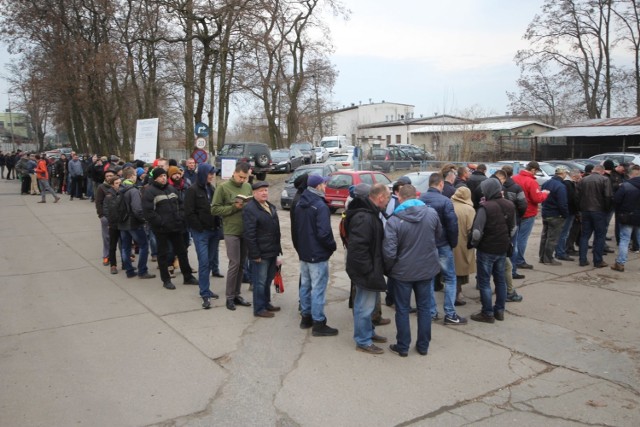 W Poznaniu otwarto sklep Agencji Mienia Wojskowego. Pierwsi klienci zostawili kilkanaście tysięcy zł