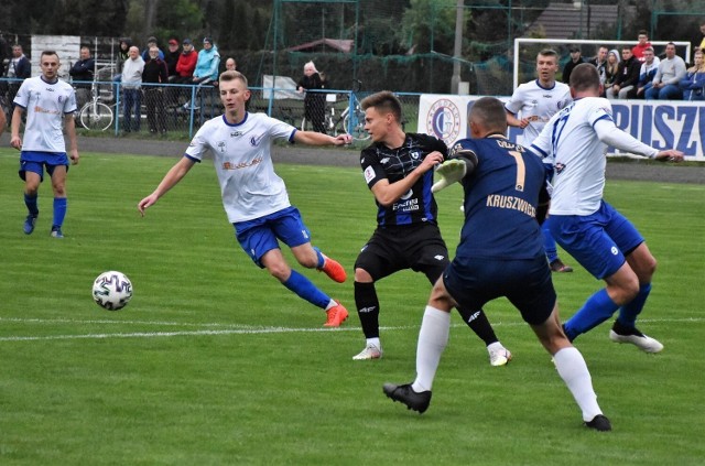 Drużyna Zawiszy Bydgoszcz (ciemne stroje) pokonała ekipę Gopła Kruszwica 2:0