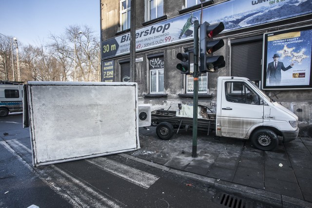 Nocny pościg ulicami Krakowa: Przemysław J. spowodował kilka stłuczek, sterroryzował kierowcę, ukradł auto, rozbił się na ścianie budynku. Dalej uciekał przed policją pieszo.