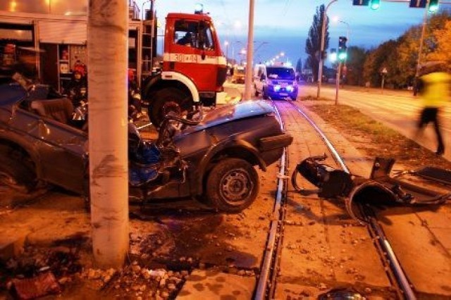 Kierowca auta nie miał szans na przeżycie wypadku. Zginął na miejscu, pozostali pasażerowie przewiezieni zostali do szpitala.
