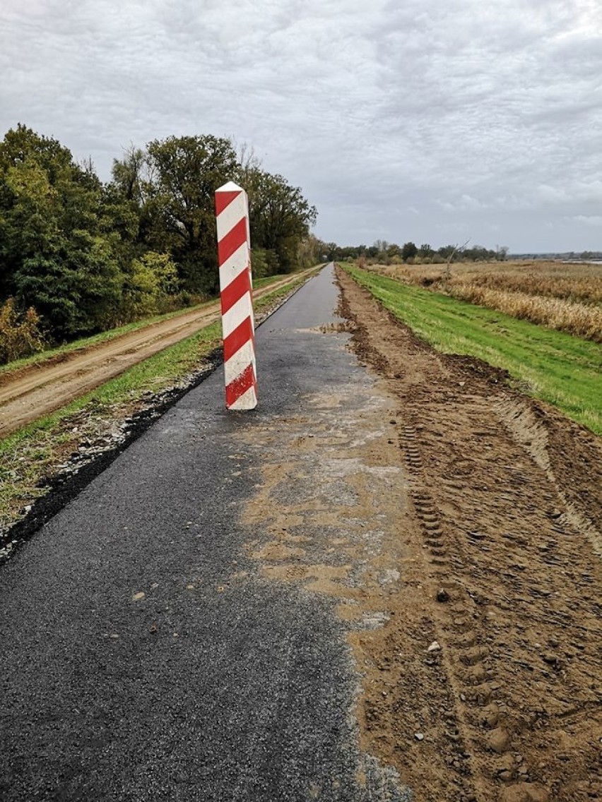 Słupy graniczne stoją na ścieżce rowerowej w trzech...