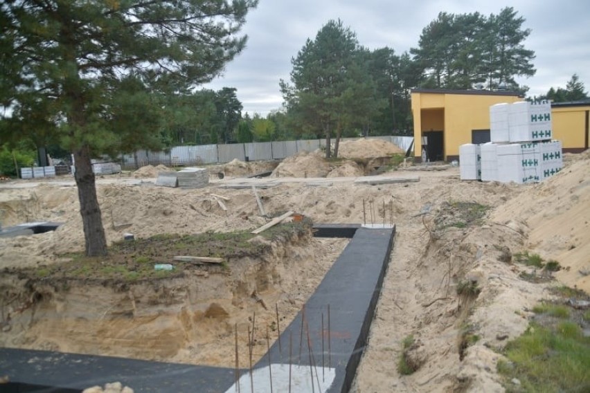 Budują kolumbarium na cmentarzu na radomskim Firleju. Fundamenty są gotowe, teraz czas na prace murarskie