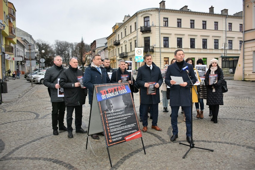 Przedstawiciele PiS skierowali 10 pytań do Donalda Tuska podczas konferencji w Chełmie