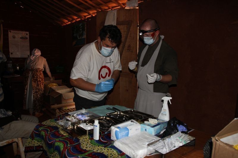 Polski dentysta w Afryce nie boi się Sanepidu. Konrad Rylski leczy zęby w Kamerunie [ZDJĘCIA]
