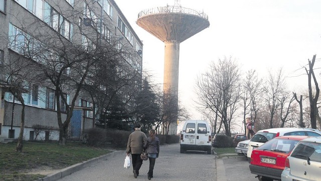 Mieszkańcy bloków przy ul. Leszka Czarnego już od dawna walczą o usunięcie przekaźnika z wieży ciśnień