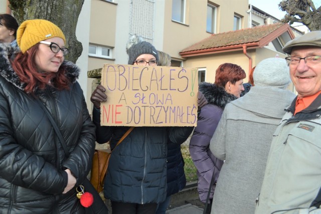 Kilkudziesięciu mieszkańców Trzemiętowa przyjechało pikietować przed Urzędem Gminy w Sicienku, gdzie na sesji radni podejmowali uchwałę w sprawie szkoły w ich wsi