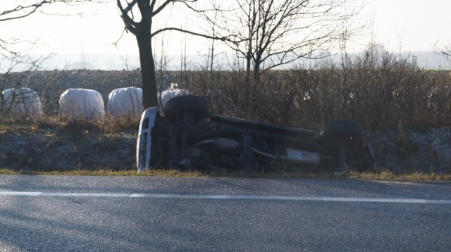 Wypadek w Kawęczynie na krajowej "dziesiątce". Ranna została pięcioletnia dziewczynka.