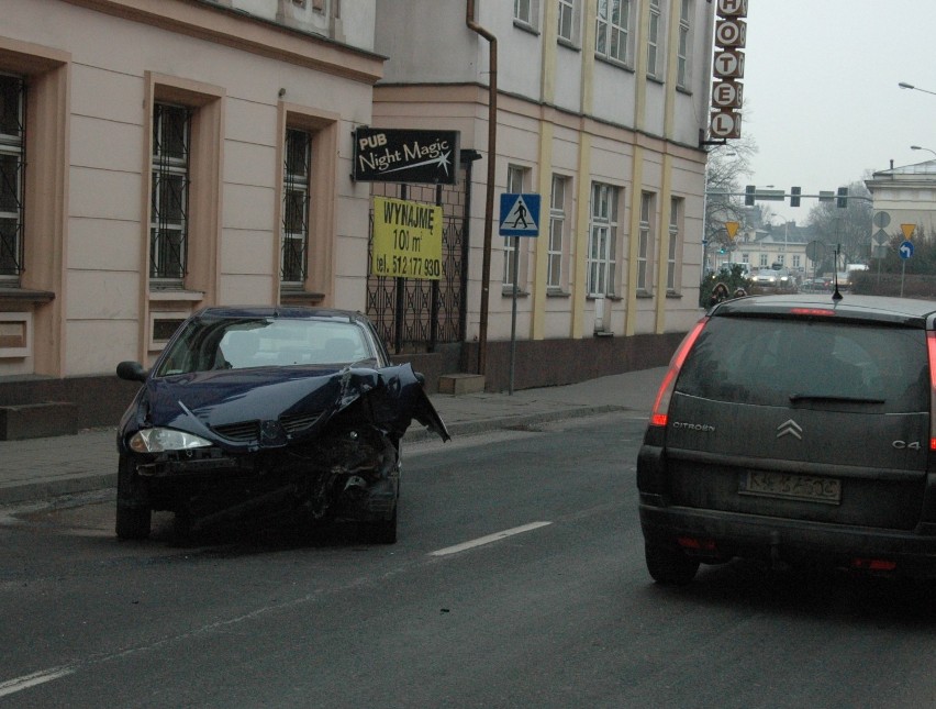 Wypadek w Kaliszu. Renault uderzyło w ścianę hotelu [FOTO]