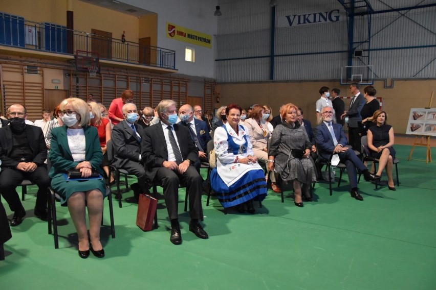 Powiatowa Inauguracja Roku Szkolnego 2020/2021 w Rumi. Ponad 8 tys. uczniów rozpoczęło naukę w powiatowych szkołach