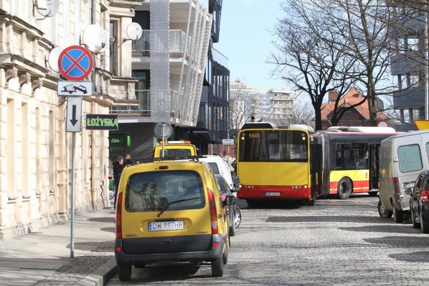 Czekasz na autobus, który codziennie się spóźnia? Masz dosyć...