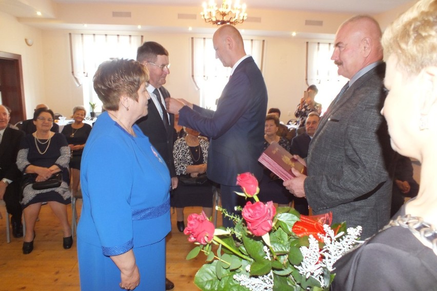 Złote Gody w gminie Rokiciny. Medale od Prezydenta RP otrzymało 13 par małżeńskich [zdjęcia]