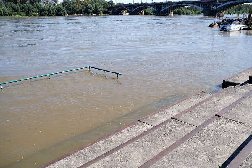 Poziom wody w Wiśle jest coraz wyższy. "To największe wezbranie w Warszawie w tym roku". Czy Wisła wyleje?