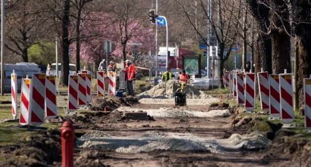 Nowa droga rowerowa powstaje właśnie na alei Karkonoskiej. Wytyczono ją od przystanku tramwajowego i pętli Krzyki, przez park Kleciński, aż do ronda przy ul. Francuskiej na Bielanach Wrocławskich. Projekt zakłada przedłużenie drogi dla rowerów w ciągu Powstańców Śląskich (tam też trwają prace).

Na odcinku 3,5 km ścieżki rowerowej, powstanie przystanek przy ul. Krzyckiej, w planach jest również przebudowa skarp przy wiaduktach oraz kładka pieszo-rowerowa w parku nad Ślęzą. Część trasy poprowadzona będzie alejkami Parku Klecińskiego, a Ślęzę rowerzyści pokonają kładką, która zostanie wybudowana poniżej mostu Partynickiego.

Z kolei po stronie wschodniej, na odcinku od ulicy Krzyckiej do sięgacza w stronę ulicy Warsztatowej, wyznaczona zostanie jednokierunkowa ścieżka rowerowa. W obu kierunkach rowerzyści pojadą dopiero na części od sięgacza do ulicy Zwycięskiej. Fragment od ul. Przyjaźni do ul. Wyścigowej będzie ciągiem pieszo-rowerowym.

Przebudowane zostaną przejścia i wyznaczone przejazdy rowerowe na trzech skrzyżowaniach alei Karkonoskiej z ulicami: Krzycką, Przyjaźni i Wyścigową oraz wyniesione trzy przejazdy: na wjeździe do ADF Auto, na wjeździe na teren stacji BP oraz przez ul. Kobierzycką.

Drogi rowerowe mają mieć nawierzchnię z betonu asfaltowego, chodniki – z szarej kostki betonowej, a ścieżki parkowe – z miału kamiennego. Prace nad tym odcinkiem drogi rowerowej potrwają około roku, a inwestycję wyceniono na ponad 11 mln zł.