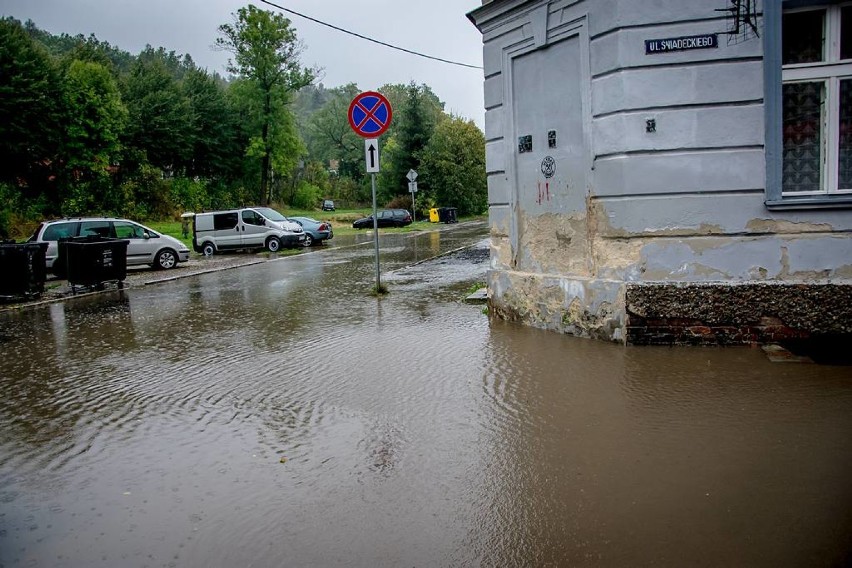 Podtopienia i zalane ulice w Wałbrzychu.Strażacy mają mnóstwo pracy (ZDJĘCIA) 