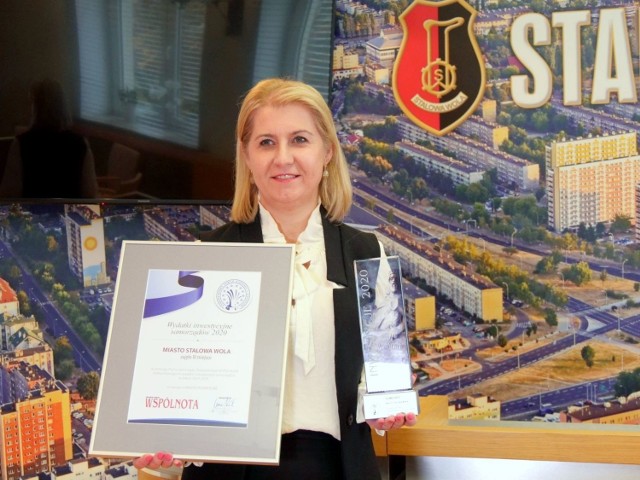 Renata Knap - zastępca prezydenta miasta Stalowej Woli, prezentuje nagrody, jakie otrzymało miasto w rankingu