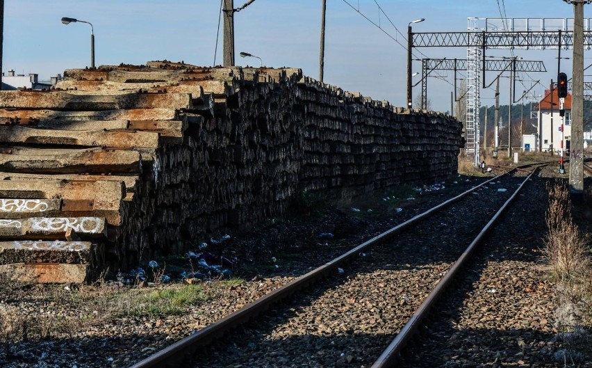 Składowisko betonowych podkładów kolejowych na Osowej Górze...