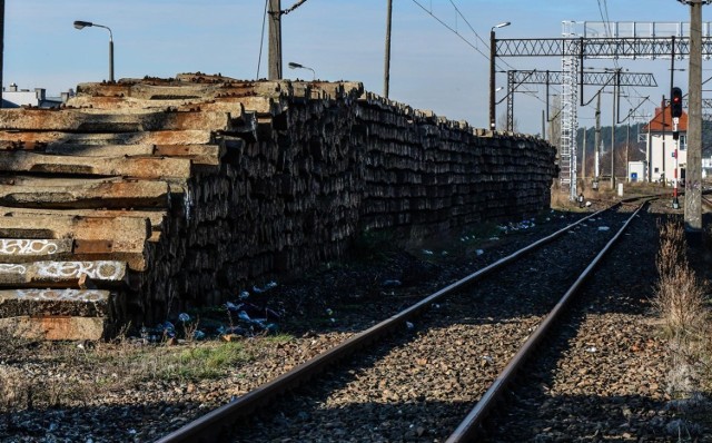 Składowisko betonowych podkładów kolejowych na Osowej Górze upodobały sobie okoliczne dzieciaki, które nie zważając na zagrożenie, dla zabawy wchodzą na podkłady.