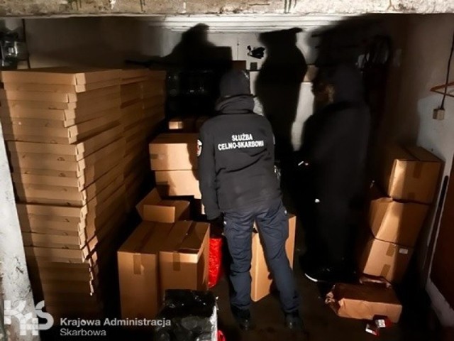 W jednym z garaży we Włocławku znaleziono ponad 610 tysięcy sztuk nielegalnych papierosów.