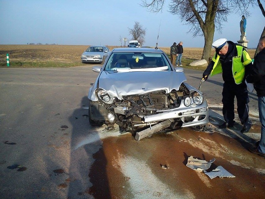 Wypadek w Popówku. Mężczyzna trafił do szpitala